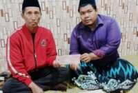 Pengurus PAC PDI-P Dapil VI Tarsawi (Baju Merah) Saat Memberikan Bantuan 