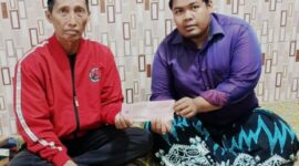 Pengurus PAC PDI-P Dapil VI Tarsawi (Baju Merah) Saat Memberikan Bantuan 