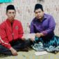 Pengurus PAC PDI-P Dapil VI Tarsawi (Baju Merah) Saat Memberikan Bantuan 