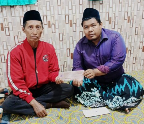 Pengurus PAC PDI-P Dapil VI Tarsawi (Baju Merah) Saat Memberikan Bantuan 