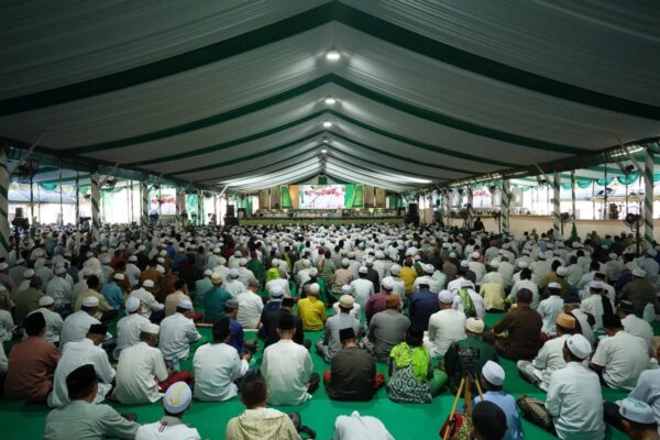 Lautan Dzikir Menggema di Sumenep, Puluhan Ribu Jamaah Banjiri Al-Amien Prenduan pada Pembukaan Idul Khotmi Nasional Tarekat Tijaniyah ke-234