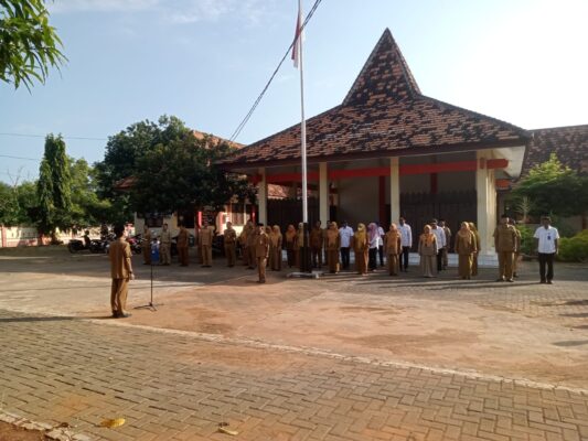 Sekcam Baru Pimpin Apel Gabungan Perdana, Kecamatan Dasuk Perkuat Disiplin dan Sinergi Lintas Sektor