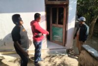 Anggota Unit Reskrim Polsek Ambunten Olah TKP