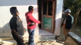 Anggota Unit Reskrim Polsek Ambunten Olah TKP