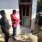 Anggota Unit Reskrim Polsek Ambunten Olah TKP