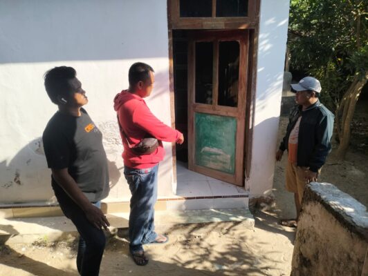 Anggota Unit Reskrim Polsek Ambunten Olah TKP