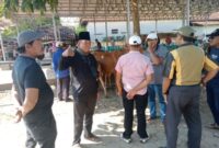 Kepala UPTD Pasar Diskop UKM dan Perindag Sumenep Subaidi SH Saat Meninjau Pasar Sapi di Kecamatan Lenteng, Minggu (26/07/2026)
