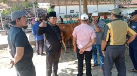 Kepala UPTD Pasar Diskop UKM dan Perindag Sumenep Subaidi SH Saat Meninjau Pasar Sapi di Kecamatan Lenteng, Minggu (26/07/2026)