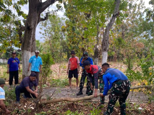 Yonif TP 931/KJ Gelar Karya Bhakti Pelebaran Jalan di Kalianget Barat