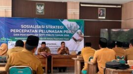 Camat Ambunten Moh. Zaini, S.Sos, M.Si dan Perwakilan Bapenda Sumenep Abdul Hamid S.Sos, M.Si di Kegiatan Sosialisasi Strategi Percepatan Pelunasan PBB dan Penyampaian SPPT PBB-P2 Tahun 2026, Selasa (28/07/2026)