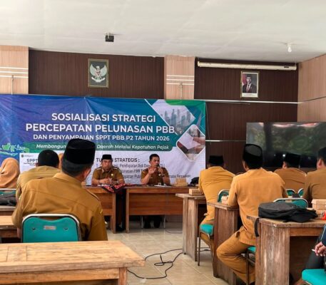 Camat Ambunten Moh. Zaini, S.Sos, M.Si dan Perwakilan Bapenda Sumenep Abdul Hamid S.Sos, M.Si di Kegiatan Sosialisasi Strategi Percepatan Pelunasan PBB dan Penyampaian SPPT PBB-P2 Tahun 2026, Selasa (28/07/2026)