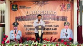 Kepala Dinsos P3A Kabupaten Sumenep Dr. R. Abd. Rahman Riadi SE MM Saat Membacakan Laporan dilaunching Penyaluran Bantuan Program BLT DBHCHT Tahun 2026 di Kecamatan Lenteng 