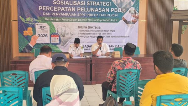 Sekcam Dasuk Kamarudin, S.Sos dan Abdul Hamid, S.Sos, MSI 
Sosialisasi Strategi Percepatan Pelunasan PBB yang digelar Badan Pendapatan Daerah (Bapenda) Kabupaten Sumenep di Pendopo Kecamatan Dasuk, Rabu (29/7/2026)