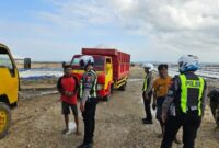 Unit Tujarwali Satlantas Polres Sumenep Saat Memberikan Edukasi Kepada Supir Truk Garam di Desa Kertasada Kecamatan Kalianget, Rabu (29/07/2026)