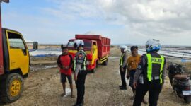 Unit Tujarwali Satlantas Polres Sumenep Saat Memberikan Edukasi Kepada Supir Truk Garam di Desa Kertasada Kecamatan Kalianget, Rabu (29/07/2026)