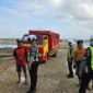 Unit Tujarwali Satlantas Polres Sumenep Saat Memberikan Edukasi Kepada Supir Truk Garam di Desa Kertasada Kecamatan Kalianget, Rabu (29/07/2026)
