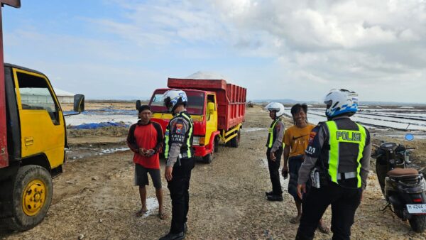 Unit Tujarwali Satlantas Polres Sumenep Saat Memberikan Edukasi Kepada Supir Truk Garam di Desa Kertasada Kecamatan Kalianget, Rabu (29/07/2026)