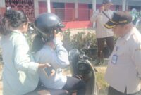 Kepala UPT PPD Sumenep Samtiono SH MH Saat Turun Langsung Memberi Edukasi Kepada Wajib Pajak Kendaraan Bermotor Saat Opgab, Kamis (30/07/2026)