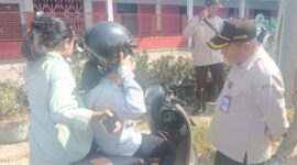 Kepala UPT PPD Sumenep Samtiono SH MH Saat Turun Langsung Memberi Edukasi Kepada Wajib Pajak Kendaraan Bermotor Saat Opgab, Kamis (30/07/2026)