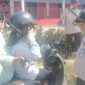 Kepala UPT PPD Sumenep Samtiono SH MH Saat Turun Langsung Memberi Edukasi Kepada Wajib Pajak Kendaraan Bermotor Saat Opgab, Kamis (30/07/2026)