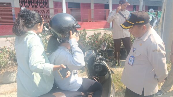 Kepala UPT PPD Sumenep Samtiono SH MH Saat Turun Langsung Memberi Edukasi Kepada Wajib Pajak Kendaraan Bermotor Saat Opgab, Kamis (30/07/2026)