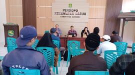 Kabid PMD DPMD Sumenep Raden Muchlis Santoso dan Kasi Pemerintahan Kecamatan Dasuk Mashudi, di Kegiatan Kerja Pemerintah Desa (RKPDesa) Tahun 2027. Kegiatan yang digelar di Pendopo Kecamatan Dasuk, Kamis (30/7/2026)