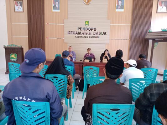 Kabid PMD DPMD Sumenep Raden Muchlis Santoso dan Kasi Pemerintahan Kecamatan Dasuk Mashudi, di Kegiatan Kerja Pemerintah Desa (RKPDesa) Tahun 2027. Kegiatan yang digelar di Pendopo Kecamatan Dasuk, Kamis (30/7/2026)