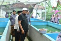 Bupati Sumenep Dr H Achmad Fauzi Wongsojudo SH MH Saat Meninjau Budidaya Ikan Lele di Desa Bataal Timur Kecamatan Ganding, Kamis (30/07/2026)
