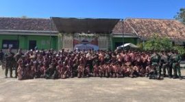 Personel Yonif 931/KJ (Ksatria Jokotole) dan para peserta kemah. ©okedaily jatim