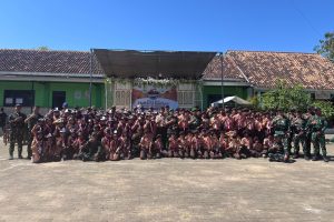 Personel Yonif 931/KJ (Ksatria Jokotole) dan para peserta kemah. ©okedaily jatim
