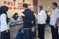 Direktur RSUD dr. H. Moh. Anwar Sumenep, dr. Erliyati, M.Kes., didampingi pegawai melakukan monitoring di Poli Terpadu. ©okedaily jatim