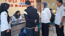 Direktur RSUD dr. H. Moh. Anwar Sumenep, dr. Erliyati, M.Kes., didampingi pegawai melakukan monitoring di Poli Terpadu. ©okedaily jatim