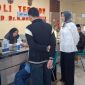 Direktur RSUD dr. H. Moh. Anwar Sumenep, dr. Erliyati, M.Kes., didampingi pegawai melakukan monitoring di Poli Terpadu. ©okedaily jatim