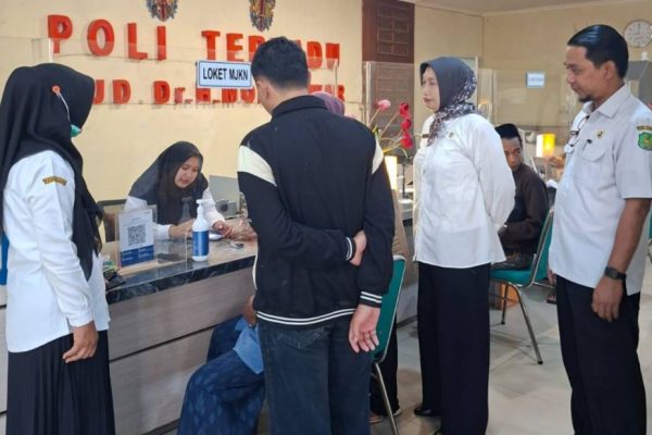 Direktur RSUD dr. H. Moh. Anwar Sumenep, dr. Erliyati, M.Kes., didampingi pegawai melakukan monitoring di Poli Terpadu. ©okedaily jatim