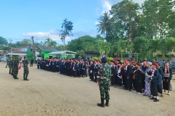 Tanamkan jiwa patriotisme, Binar Squad saat menggelar MPLS berbasis karakter dengan materi bela negara di Markas TNI. ©okedaily jatim