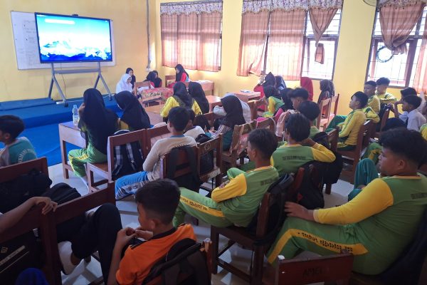 Masa pengenalan lingkungan sekolah tahun ini dikemas berbeda. SMPN 1 Nonggunong fokus menciptakan suasana aman, inklusif, dan menyenangkan. Tujuannya jelas, membentuk karakter positif siswa sejak awal dan membangun budaya belajar yang sehat. ©okedaily jatim 