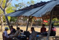 Tak ada alasan jauh dari kantor, UPT Dukcapil Gayam turun langsung "jebol" ke desa-desa untuk memastikan penyandang disabilitas dapat layanan administrasi kependudukan tanpa ribet. Komitmennya, semua warga punya hak yang sama untuk punya identitas. ©okedaily jatim