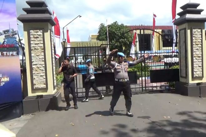 Sejumlah wartawan dikabarkan menunggu di depan Mapolresta Sumenep saat peliputan berlangsung. Momen bersejarah yang seharusnya jadi ruang keterbukaan justru diwarnai pembatasan akses terhadap media. ©okedaily jatim