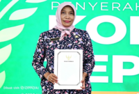 Direktur RSUDMA Sumenep dr. Hj. Erliyati, M.Kes Saat Menerima Penghargaan di Momentum Harkopnas ke-79 
