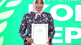 Direktur RSUDMA Sumenep dr. Hj. Erliyati, M.Kes Saat Menerima Penghargaan di Momentum Harkopnas ke-79 