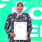 Direktur RSUDMA Sumenep dr. Hj. Erliyati, M.Kes Saat Menerima Penghargaan di Momentum Harkopnas ke-79 