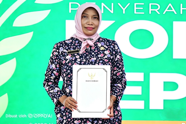 Direktur RSUDMA Sumenep dr. Hj. Erliyati, M.Kes Saat Menerima Penghargaan di Momentum Harkopnas ke-79 