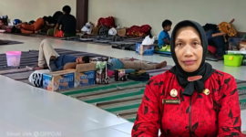 Direktur RSUDMA Sumenep dr Hj Erliyati M.Kes Dengan Latar Belakang Ruang Tunggu Pasien 