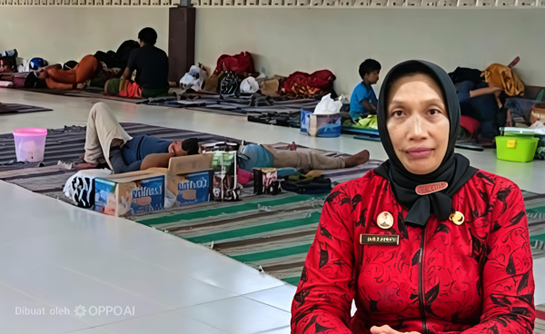 Direktur RSUDMA Sumenep dr Hj Erliyati M.Kes Dengan Latar Belakang Ruang Tunggu Pasien 