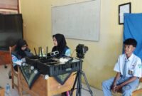 Petugas Disdukcapil Kecamatan Gayam melakukan perekaman KTP-el bagi siswa SMA Negeri 1 Gayam. Pelayanan jemput bola ini untuk memastikan siswa layak KTP memiliki identitas. ©Okedaily Jatim [Foto: Hasan Al-Hakiki]