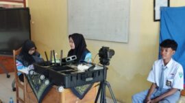 Petugas Disdukcapil Kecamatan Gayam melakukan perekaman KTP-el bagi siswa SMA Negeri 1 Gayam. Pelayanan jemput bola ini untuk memastikan siswa layak KTP memiliki identitas. ©Okedaily Jatim [Foto: Hasan Al-Hakiki]