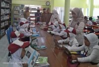 Tanamkan Budaya Literasi Sejak Dini, Puluhan Siswa SDN Karangnangka I Antusias Jelajahi Dunia Buku di Dispusip Sumenep