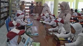 Tanamkan Budaya Literasi Sejak Dini, Puluhan Siswa SDN Karangnangka I Antusias Jelajahi Dunia Buku di Dispusip Sumenep
