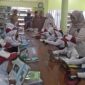 Tanamkan Budaya Literasi Sejak Dini, Puluhan Siswa SDN Karangnangka I Antusias Jelajahi Dunia Buku di Dispusip Sumenep