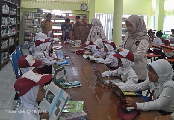 Tanamkan Budaya Literasi Sejak Dini, Puluhan Siswa SDN Karangnangka I Antusias Jelajahi Dunia Buku di Dispusip Sumenep